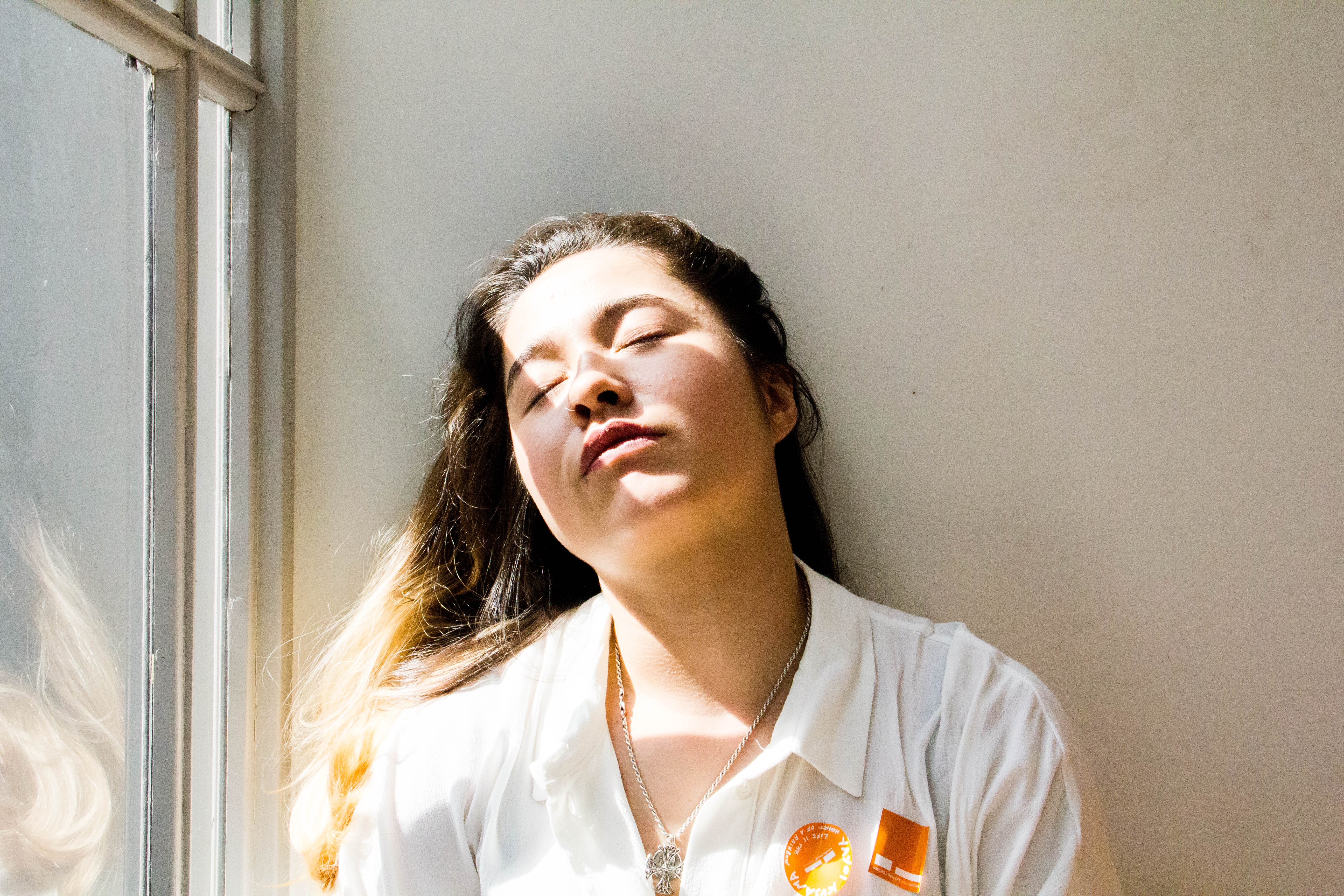 This woman fell asleep at work from exhaustion, a sign of insomnia and suicide.